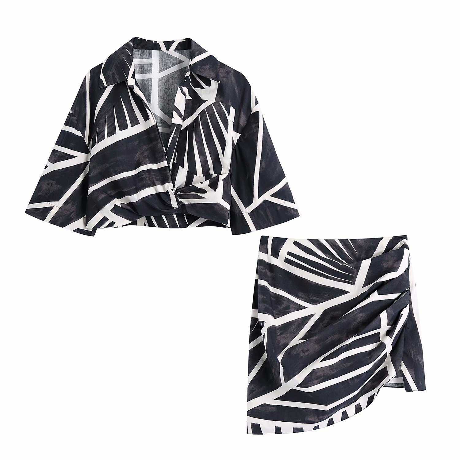 Women Two piece set Cropped Shirt & Pleated Mini Skirt Casual Fashion Summer Women Outfit Dress Sets ensemble femme 210708
Women Two piece set Cropped Shirt & Pleated Mini Skirt Casual Fashion Summer Women Outfit Dress Sets ensemble femme 210708