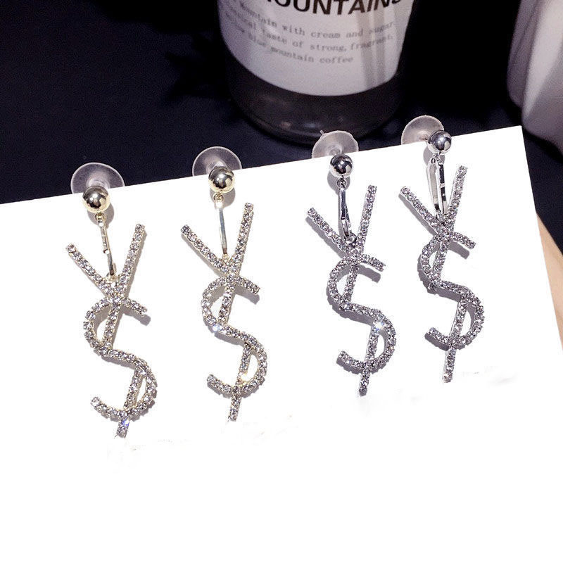 2color 18K Gold Plated Korean Simple Brand Designer Letters Stud Dangle Earrings Copper Metal Crystal Women Rhinestone Wedding Party Gifts Jewelry Accessories
2color 18K Gold Plated Korean Simple Brand Designer Letters Stud Dangle Earrings Copper Metal Crystal Women Rhinestone Wedding Party Gifts Jewelry Accessories