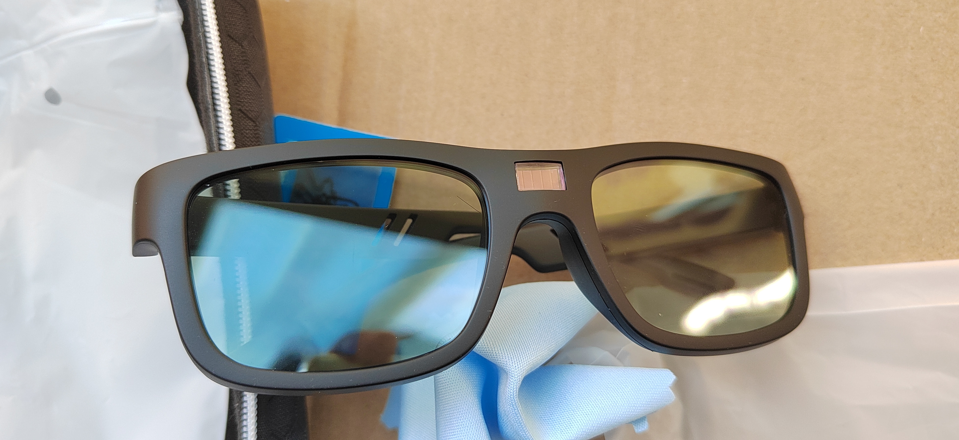 Sunglasses Fashion Auto Adjustable Dimming Men Polarized Photochromic Solar Power Supply Darkenning Discoloration Glasses
Sunglasses Fashion Auto Adjustable Dimming Men Polarized Photochromic Solar Power Supply Darkenning Discoloration Glasses