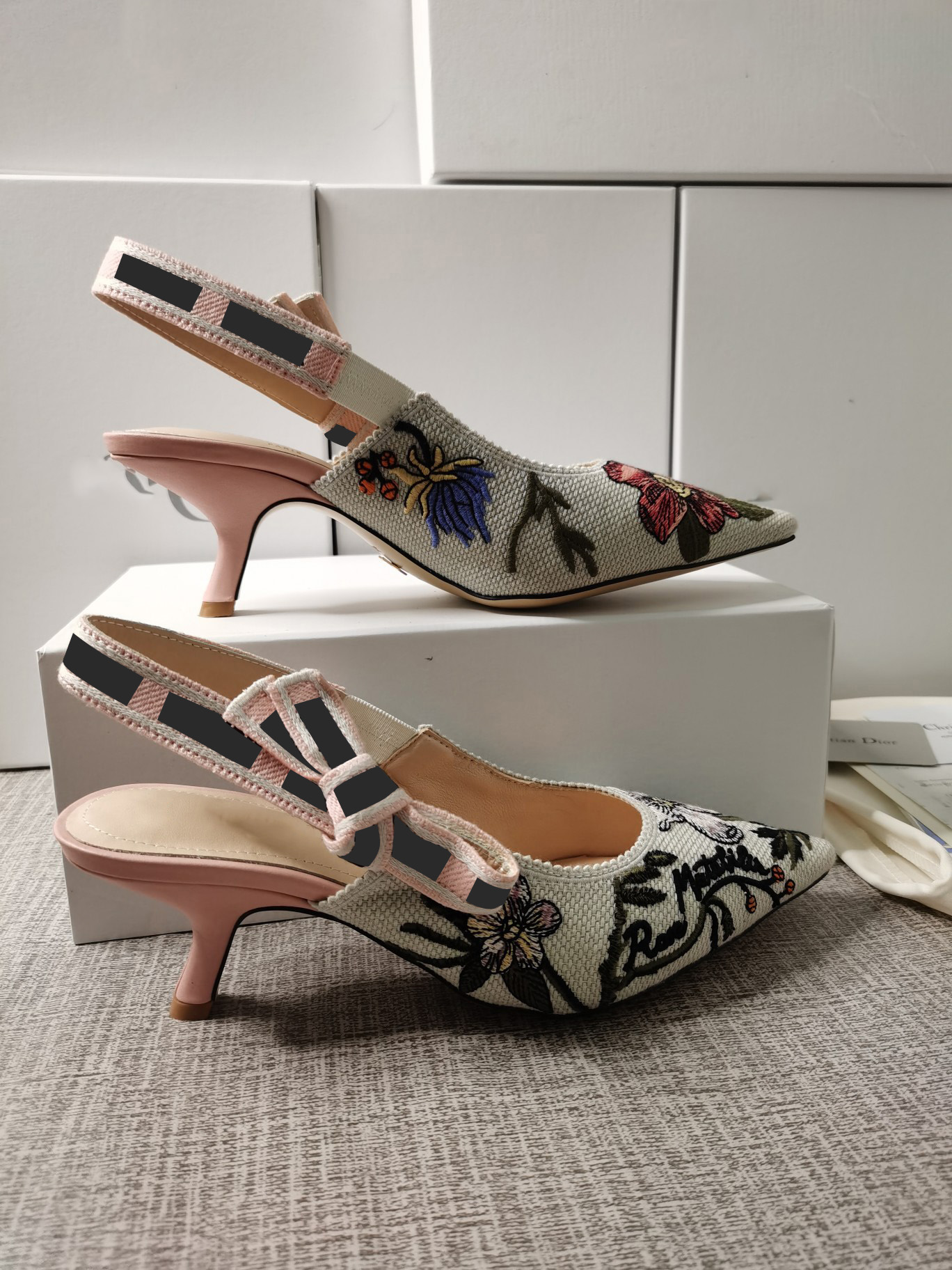 Women's dress shoes red bottom fashion sexy high-heeled sandals heels sandals top quality leather embroidery flower lady party shoes, Black
Women's dress shoes red bottom fashion sexy high-heeled sandals heels sandals top quality leather embroidery flower lady party shoes, Black