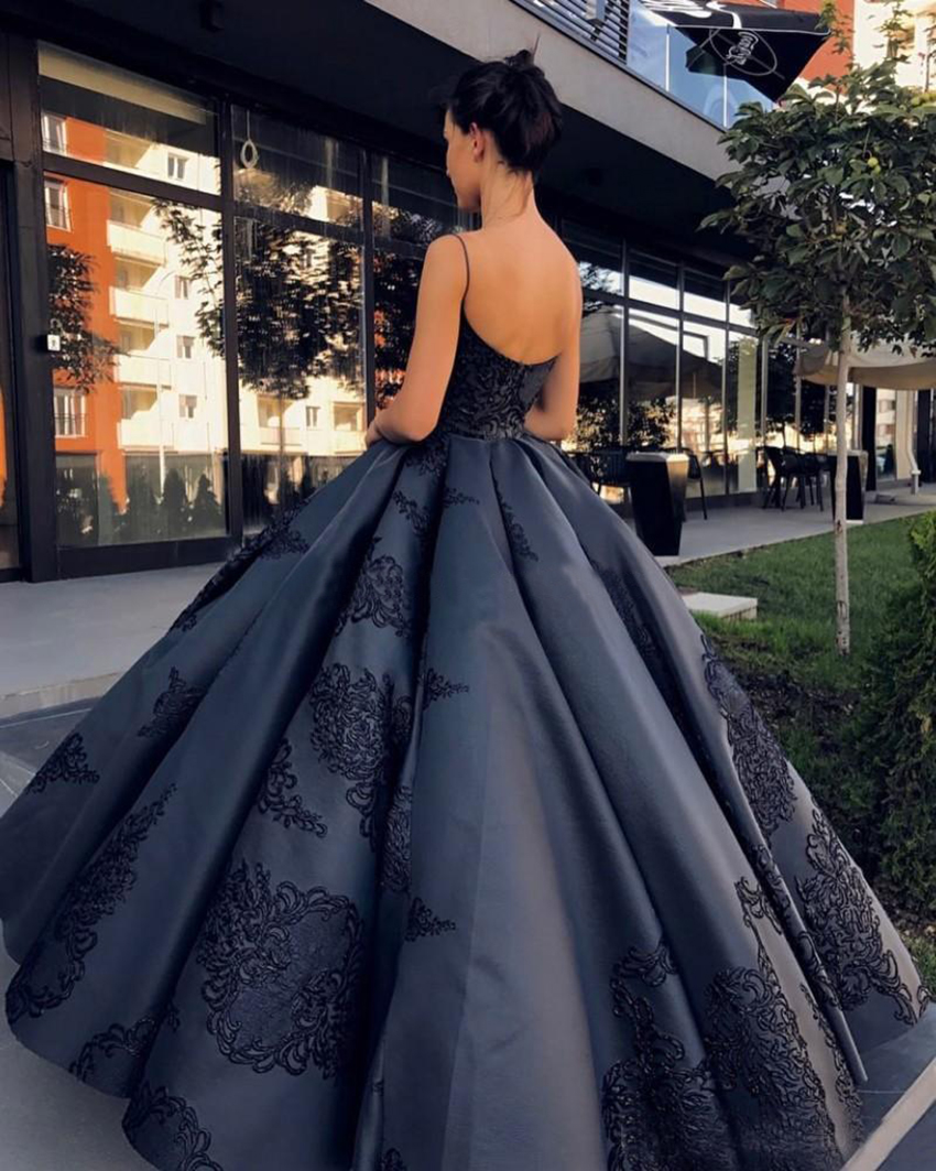 2021 Black Spaghetti Straps Satin Ball Gown Evening Dresses Sleeveless Lace Appliques Backless Prom Quinceanera Dresses Plus Size Gowns