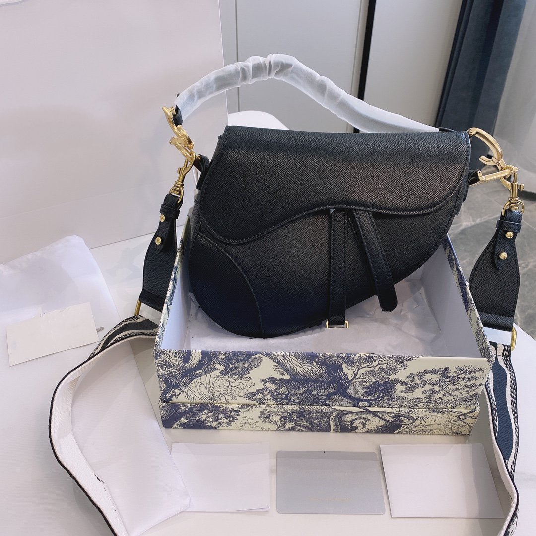 Fashionable saddle bag with personalized pattern stitching, matte texture, delicate touch, old hardware, all-match size: 25*7*20cm
Fashionable saddle bag with personalized pattern stitching, matte texture, delicate touch, old hardware, all-match size: 25*7*20cm