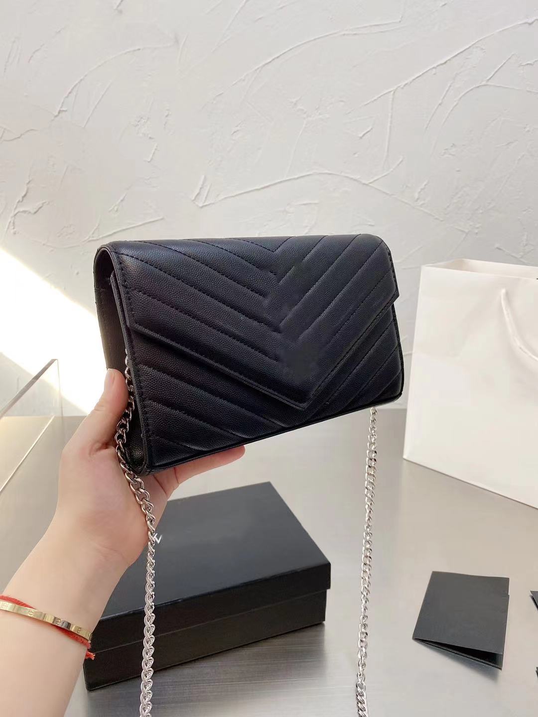 2021 designer bag classic retro quilted high quality leather envelope bagss luxury bages metal chain diagonal bags shoulder handbag
2021 designer bag classic retro quilted high quality leather envelope bagss luxury bages metal chain diagonal bags shoulder handbag