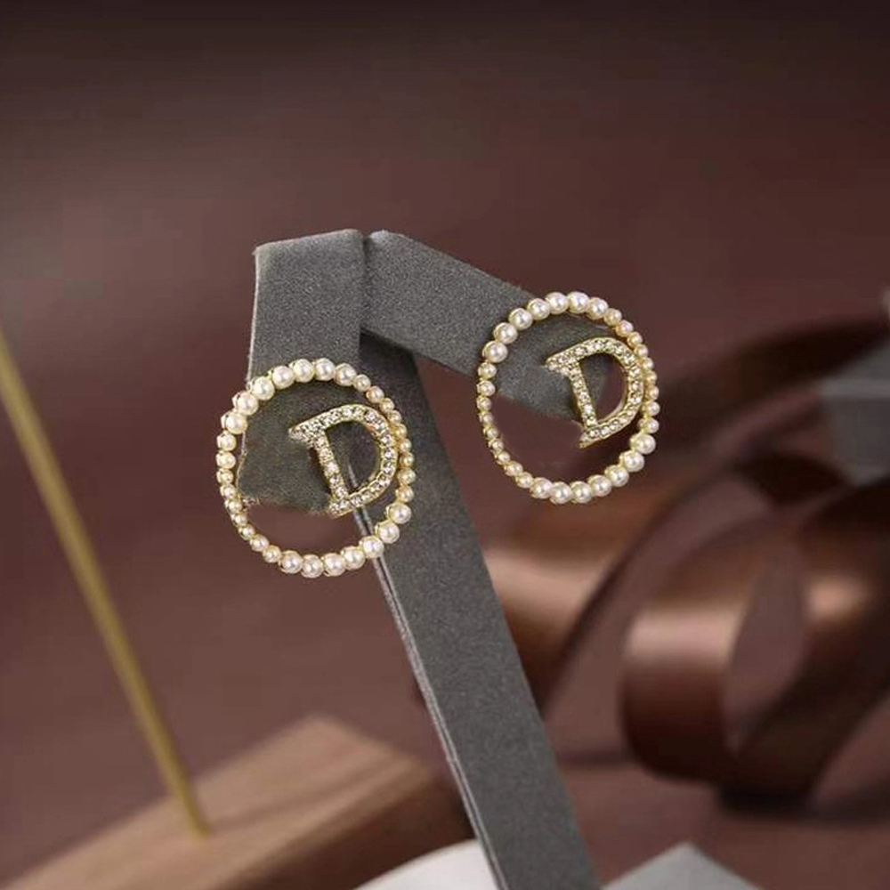 Fashion Charm earrings letter with Pearl and diamonds for women party wedding lovers gift jewelry engagement Bride
Fashion Charm earrings letter with Pearl and diamonds for women party wedding lovers gift jewelry engagement Bride