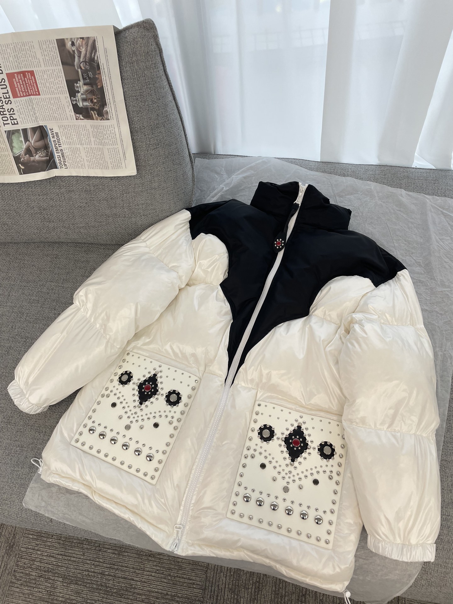 Customized micro pearlescent fabric for heavy industry rivet down jacket, White
Customized micro pearlescent fabric for heavy industry rivet down jacket, White