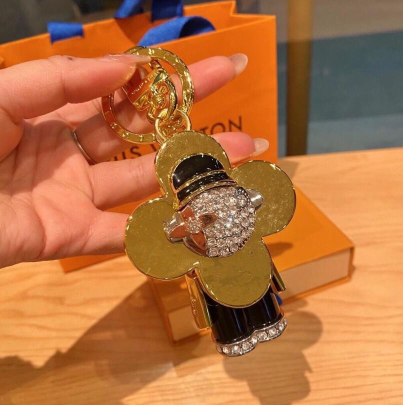 Tide Brand Fashion Sunflower Key Wallets Famous Design Letter Female Bag Hanging Pendant Accessories Luxury Designer Men Leisure Car Keychain Couples Gift
Tide Brand Fashion Sunflower Key Wallets Famous Design Letter Female Bag Hanging Pendant Accessories Luxury Designer Men Leisure Car Keychain Couples Gift