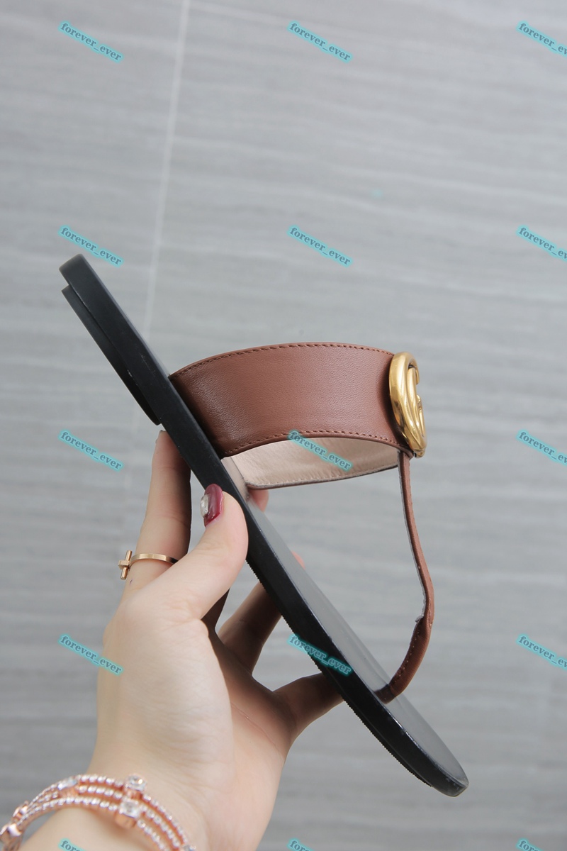 2021 designer slides Women flip flops Leather sandal with Double Metal Black White Brown slippers Summer Beach Sandals dust bags
2021 designer slides Women flip flops Leather sandal with Double Metal Black White Brown slippers Summer Beach Sandals dust bags
