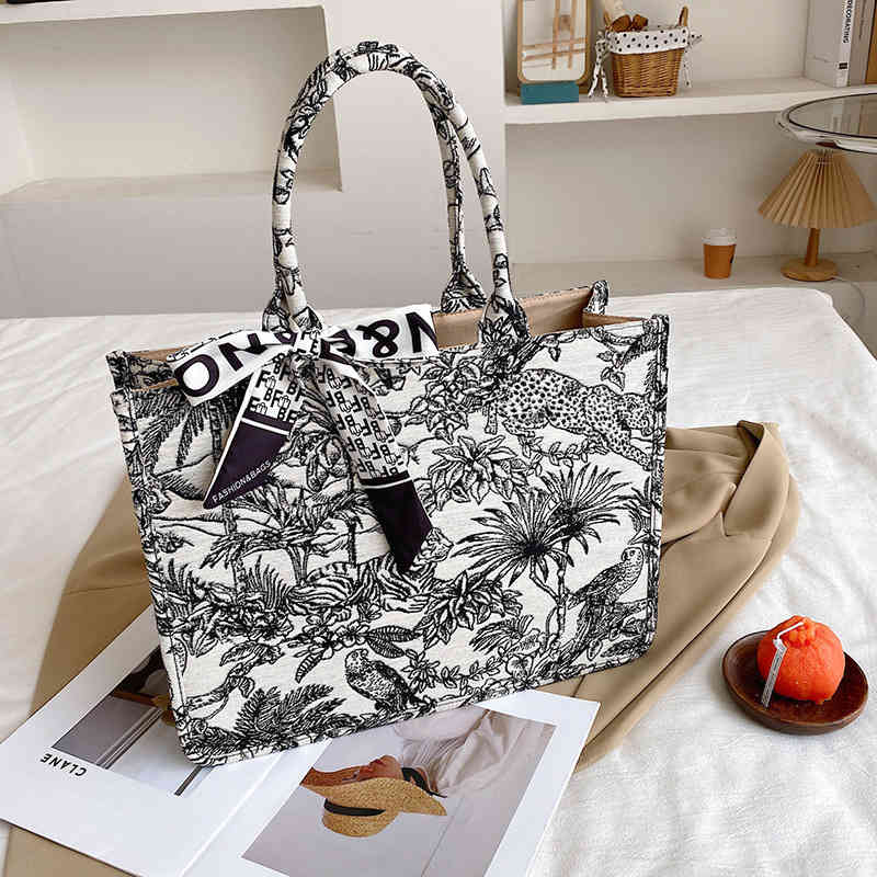 Backpack Lin Shanshan's Same Tote Bag Women's 2021 Spring Graffiti Painting Canvas Shoulder Handbag, Black;red
Backpack Lin Shanshan's Same Tote Bag Women's 2021 Spring Graffiti Painting Canvas Shoulder Handbag, Black;red