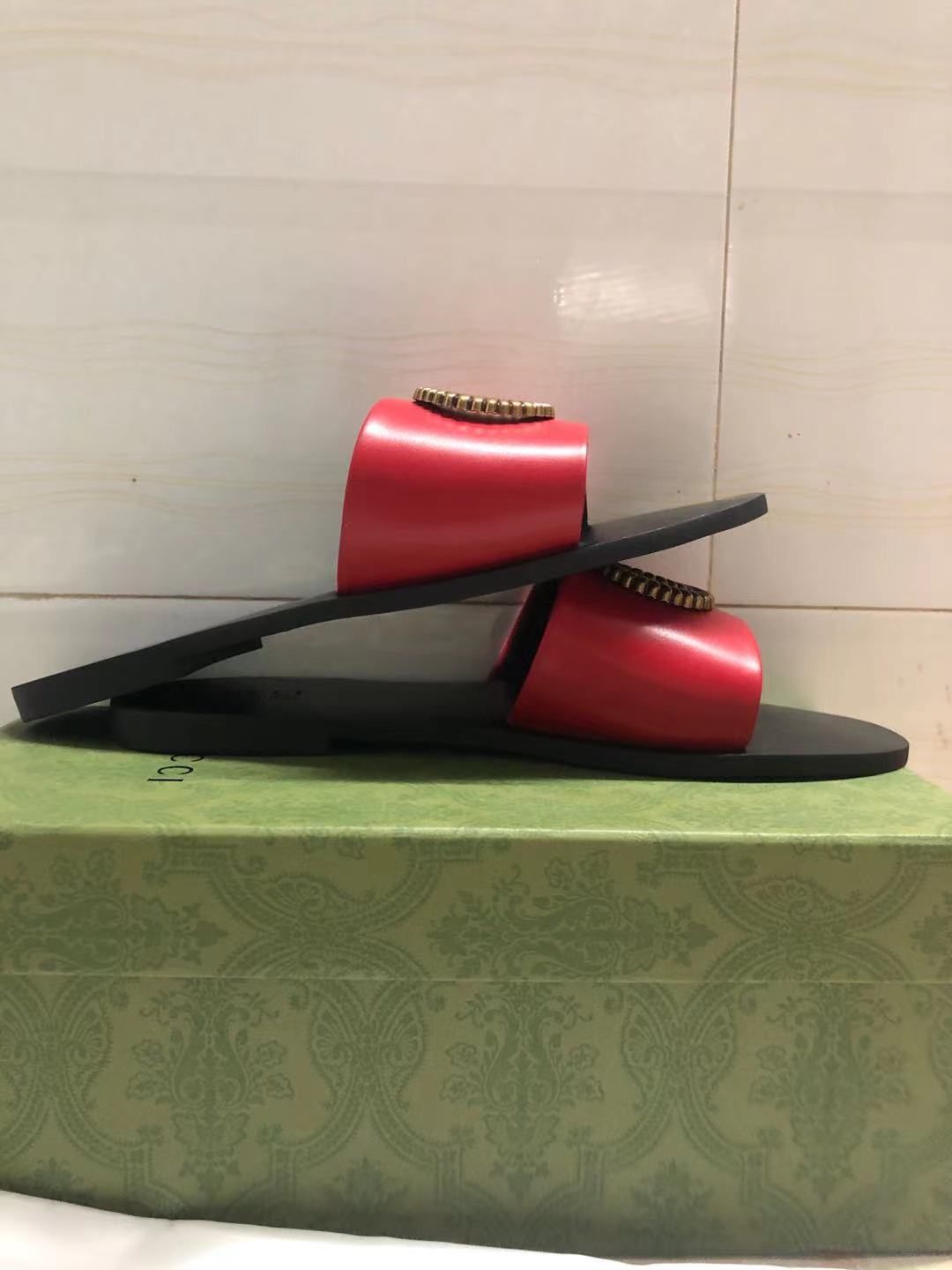 New electric embroidered flat slippers, fabric: imported sheepskin surface, foot-padded goatskin, high-grade bottom of original plate,
New electric embroidered flat slippers, fabric: imported sheepskin surface, foot-padded goatskin, high-grade bottom of original plate,