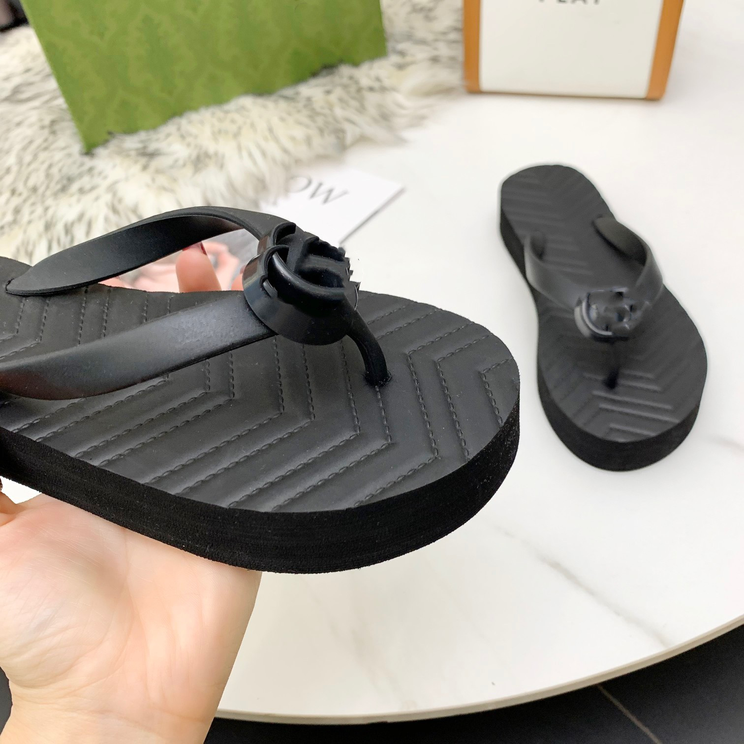Women Luxury Desinger Slippers Fashion Grapes Discount Thin Black Flip Flops Brand Shoe Ladie Beige Shoes Sandals Flippers Size 35-42
Women Luxury Desinger Slippers Fashion Grapes Discount Thin Black Flip Flops Brand Shoe Ladie Beige Shoes Sandals Flippers Size 35-42