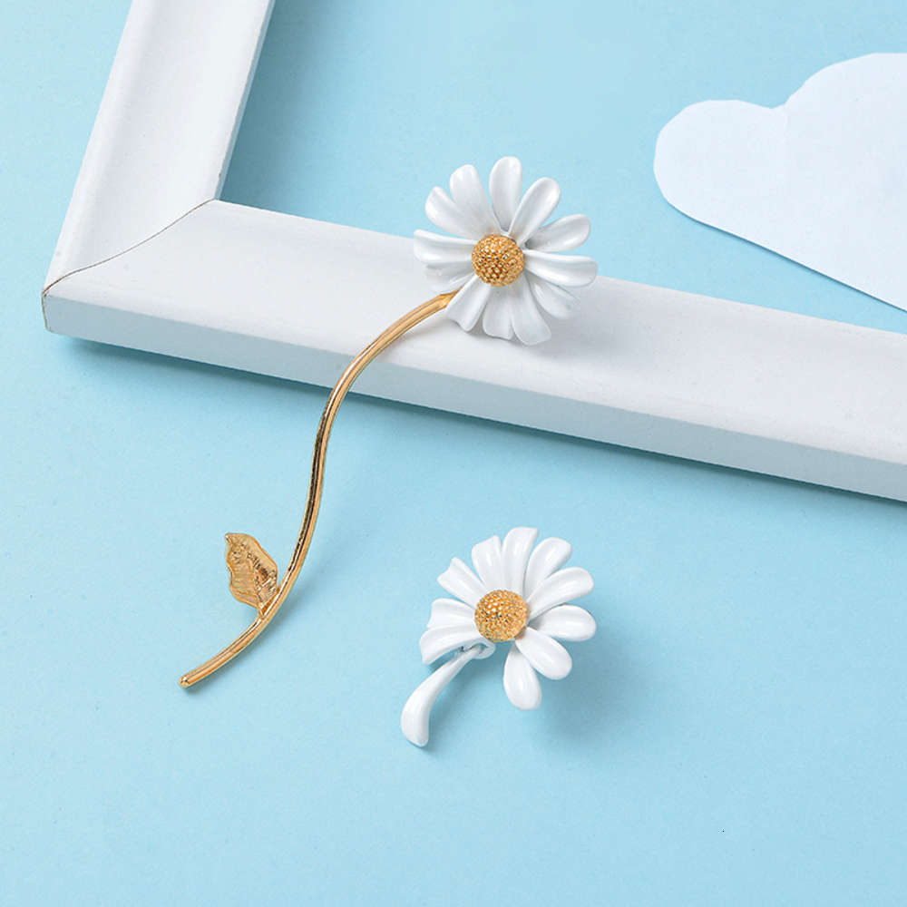 earrings S925 silver Qingdao Jewelry White Daisy creative asymmetric fresh Earrings, Golden
earrings S925 silver Qingdao Jewelry White Daisy creative asymmetric fresh Earrings, Golden