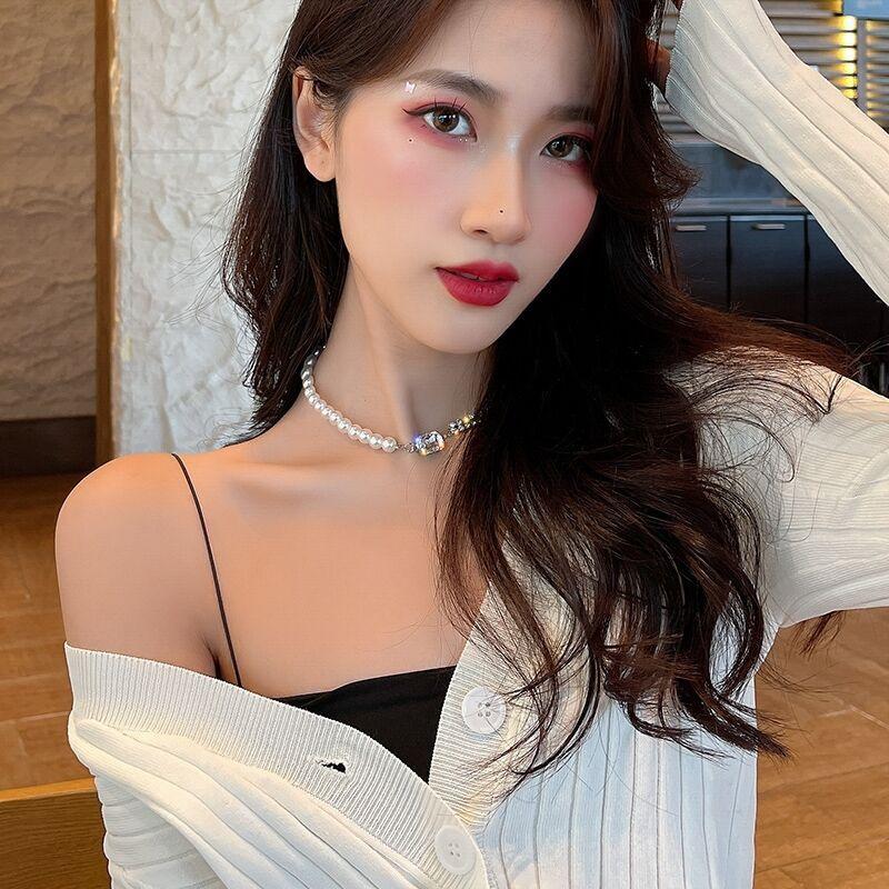 Chains Fashion Charm Simulation Pearl Asymmetric Multi-Layer Ladies Necklace Exquisite Luxury Sweet Romantic Clavicle 2021
Chains Fashion Charm Simulation Pearl Asymmetric Multi-Layer Ladies Necklace Exquisite Luxury Sweet Romantic Clavicle 2021