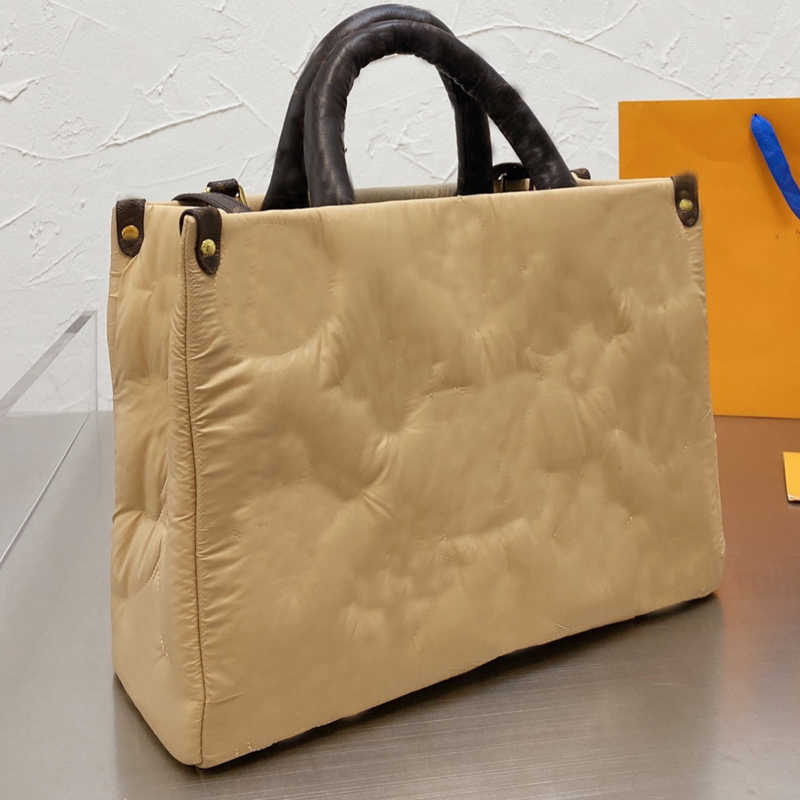 Padded Tote Bag Shoulder Pillow Bag Large Capacity Handbag Fashion Letter Printing Crossbody Purse Removable Shoulders Strap Soft Fabric
Padded Tote Bag Shoulder Pillow Bag Large Capacity Handbag Fashion Letter Printing Crossbody Purse Removable Shoulders Strap Soft Fabric