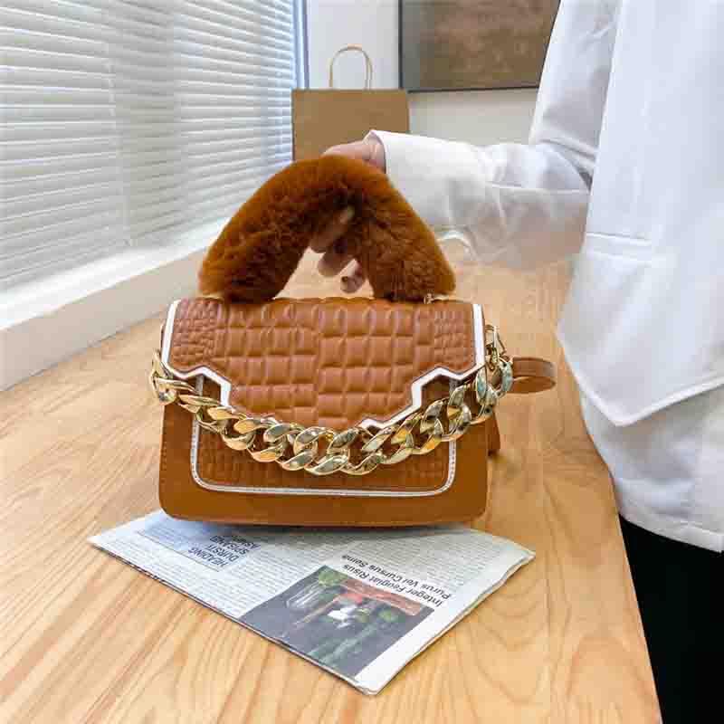 Luxurys Golden Chains Handbag Designers Shoulder Bag Fashion Tote Designers Woman Cross Body Purse Clutch Bags with Plush Handle, Red
Luxurys Golden Chains Handbag Designers Shoulder Bag Fashion Tote Designers Woman Cross Body Purse Clutch Bags with Plush Handle, Red