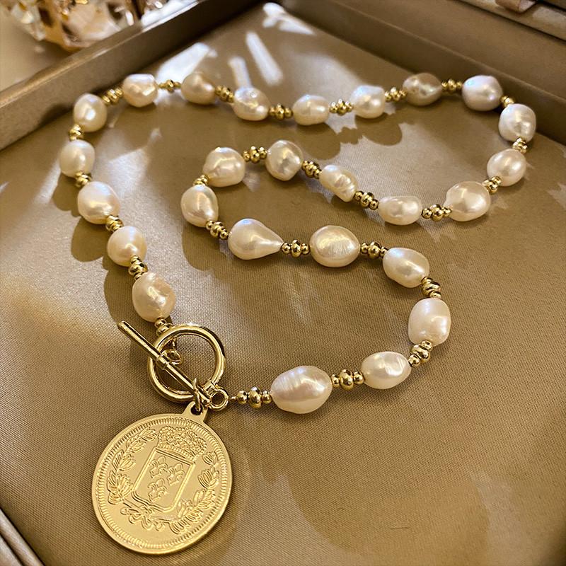 Pendant Necklaces Baroque Shaped Freshwater Pearl Necklace OT Buckle Female Temperament Clavicle Chain Autumn And Winter Sweater
Pendant Necklaces Baroque Shaped Freshwater Pearl Necklace OT Buckle Female Temperament Clavicle Chain Autumn And Winter Sweater