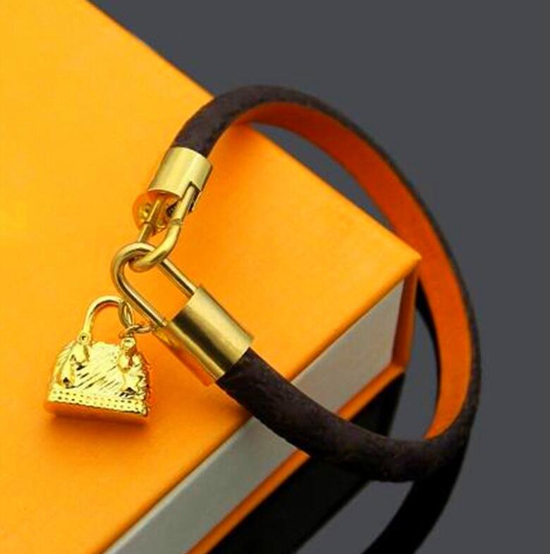 Top Paris Charm Bracelets Men Woman Designers Wristpaper Leather Flower Pattern Bracelet Pearl Jewelry with box
Top Paris Charm Bracelets Men Woman Designers Wristpaper Leather Flower Pattern Bracelet Pearl Jewelry with box