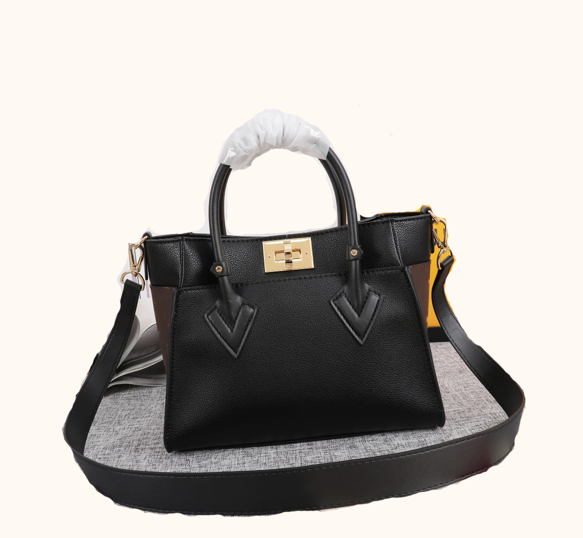 High Quality Fashion Luxurys Shoulder Bag Onthego Medium Tote Women Designers Handbags By The Pool Monograms embossing Messenger Designer bags 729, 1#57729
High Quality Fashion Luxurys Shoulder Bag Onthego Medium Tote Women Designers Handbags By The Pool Monograms embossing Messenger Designer bags 729, 1#57729