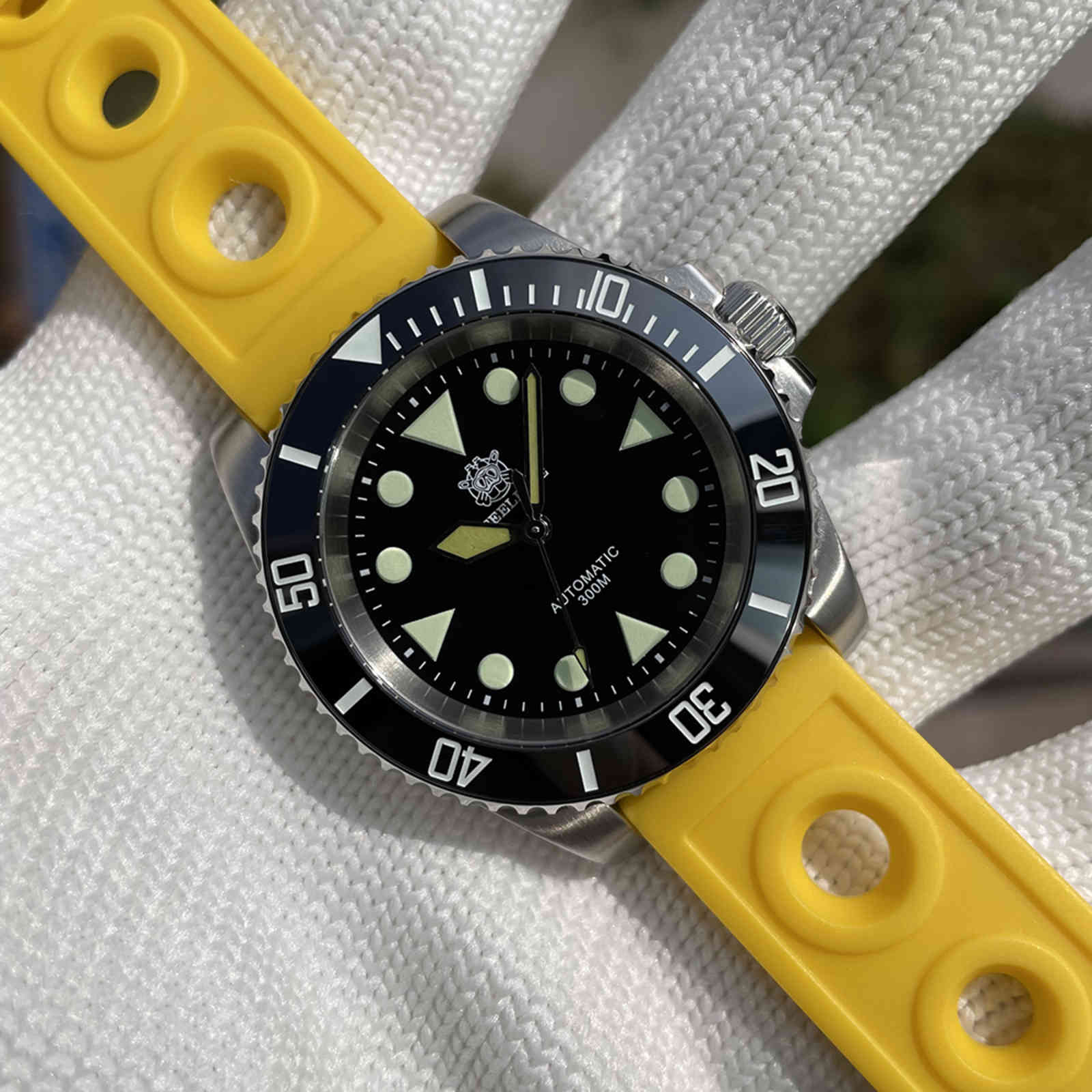 Steeldive SD1955 Luxury Water Ghost Diver Watch Men Black Dial No Date Sapphire Glass Luminous NH35 Automatic Mechanical, 55-ss red bands
Steeldive SD1955 Luxury Water Ghost Diver Watch Men Black Dial No Date Sapphire Glass Luminous NH35 Automatic Mechanical, 55-ss red bands
