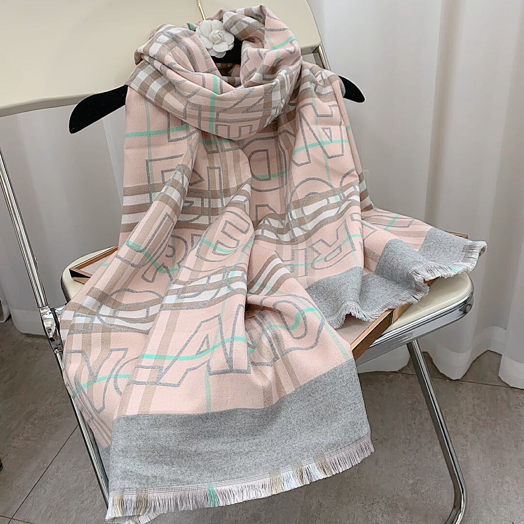 2021 European and American winter cashmere scarf Women's fashion warm large size brand scarf
2021 European and American winter cashmere scarf Women's fashion warm large size brand scarf