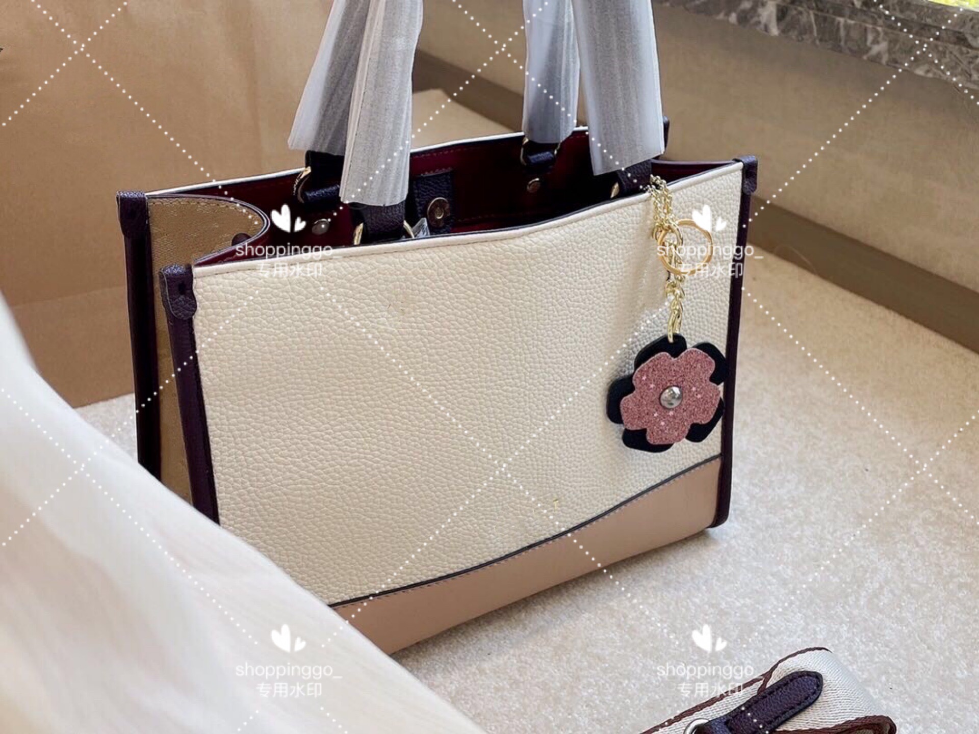 2021 high quality cross-body bag female composite fashion craft metal texture contrast color age reducing shoulder bags handbag
2021 high quality cross-body bag female composite fashion craft metal texture contrast color age reducing shoulder bags handbag