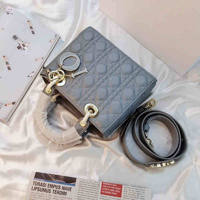 Diana 2021 new bag women's single shoulder small bag sheepskin soft leather d family messenger chain bag letter pendant handbag
Diana 2021 new bag women's single shoulder small bag sheepskin soft leather d family messenger chain bag letter pendant handbag