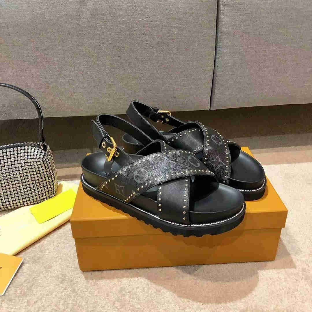 2021 men fashion summer lock slipper Graffiti Sandals women genuine cowhide leather Shoes with logo box Flat slippers Large size 35-40
2021 men fashion summer lock slipper Graffiti Sandals women genuine cowhide leather Shoes with logo box Flat slippers Large size 35-40