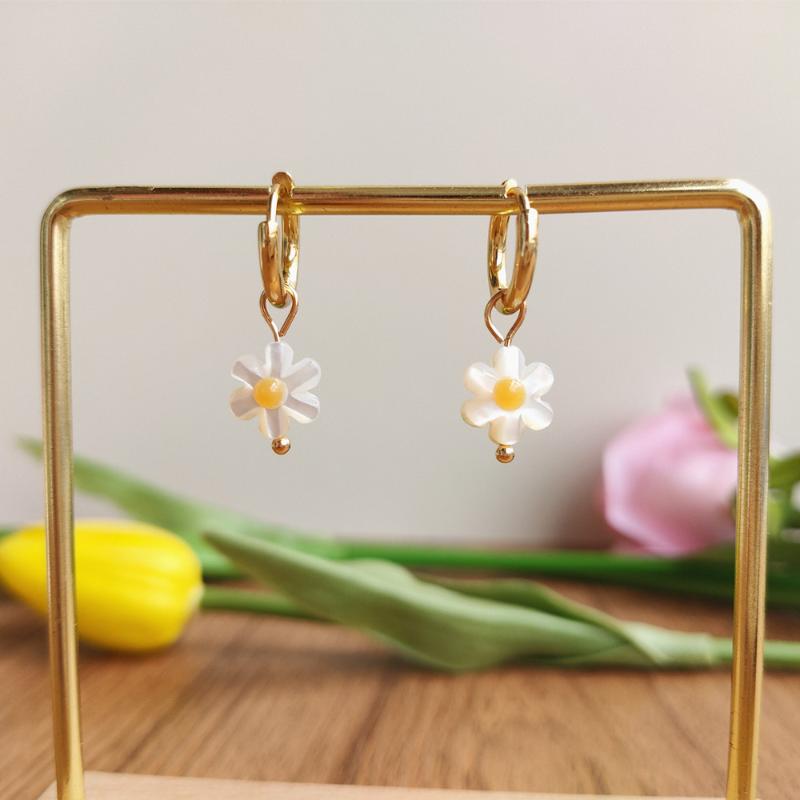 Dangle & Chandelier (1 Pair) Natural 10mm 6 Leaf Daisy Flower Shell With 925 Silver Gold Earring For Gift Wedding Jewelry Brincos High Quali
Dangle & Chandelier (1 Pair) Natural 10mm 6 Leaf Daisy Flower Shell With 925 Silver Gold Earring For Gift Wedding Jewelry Brincos High Quali