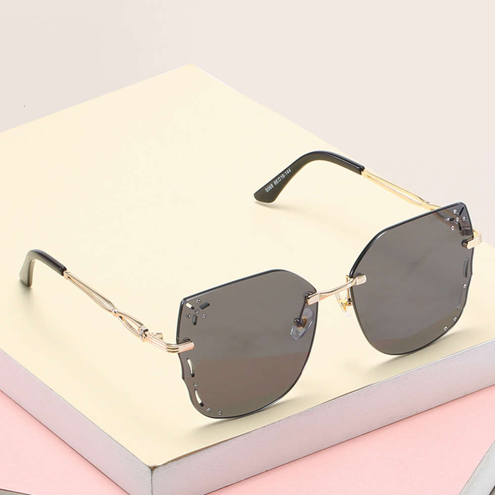 Polygonal Diamond Sunglass Menss Retro Vintage Sunglass Lady`s Leisure Street Show Protect Eyewear Gift Decoration Sun Shade
Polygonal Diamond Sunglass Menss Retro Vintage Sunglass Lady`s Leisure Street Show Protect Eyewear Gift Decoration Sun Shade