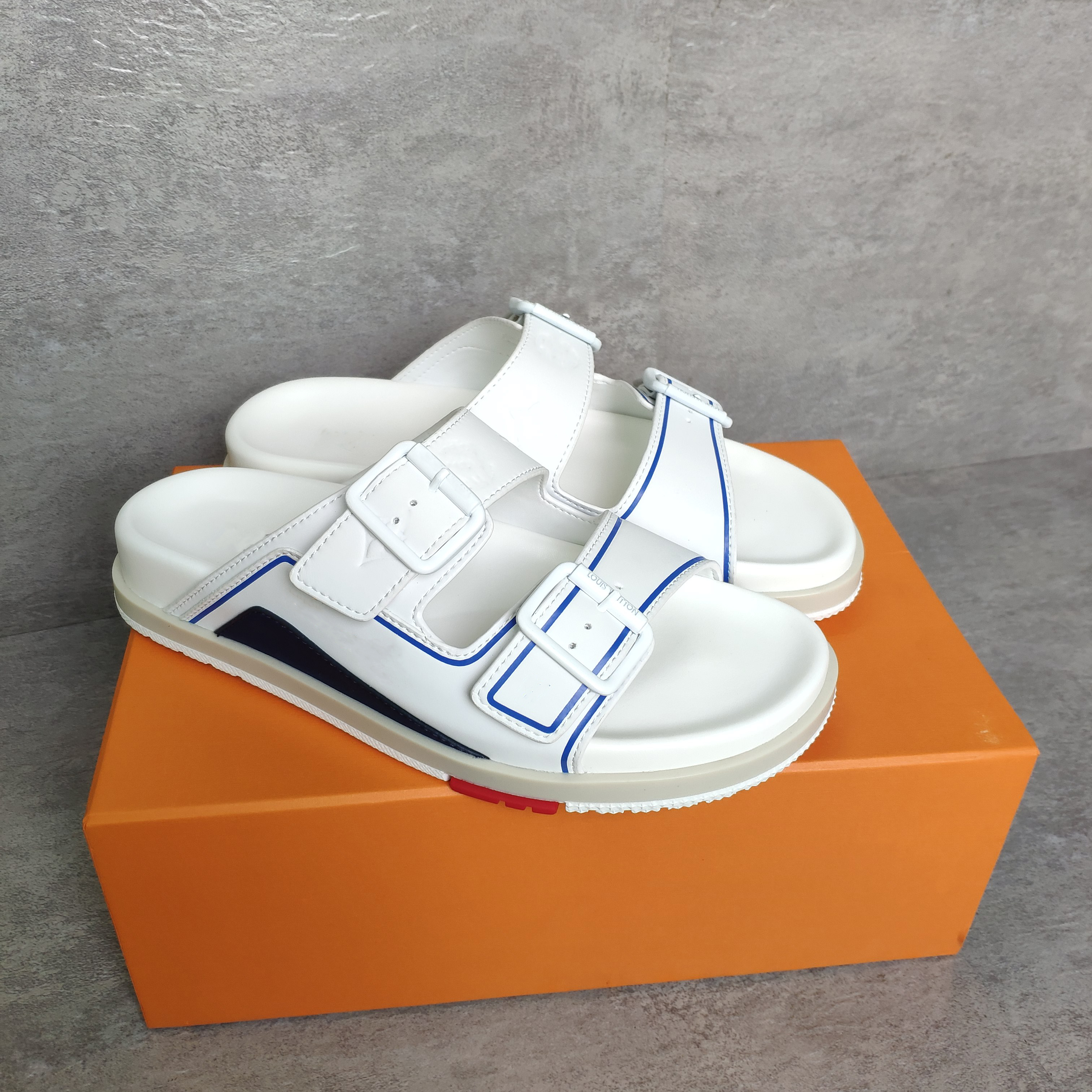 2021 LVXNBA Trainer Mules Mens Designer sandals Leather double strap Slippers Adjustable buckle Fashion Summer Outdoor Casual Shoes Sport Slipper With Box 293, Sock
2021 LVXNBA Trainer Mules Mens Designer sandals Leather double strap Slippers Adjustable buckle Fashion Summer Outdoor Casual Shoes Sport Slipper With Box 293, Sock