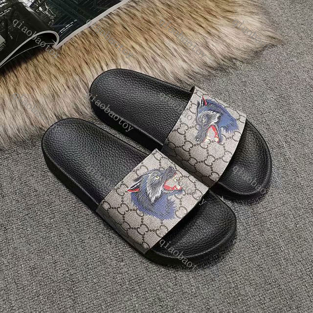 Luxury Designer Mens Womens Summer Sandals Pantoufles Beach Slide Fashion Scuffs Slippers Ladies Flats Shoes Wolf head print With Box, Black
Luxury Designer Mens Womens Summer Sandals Pantoufles Beach Slide Fashion Scuffs Slippers Ladies Flats Shoes Wolf head print With Box, Black