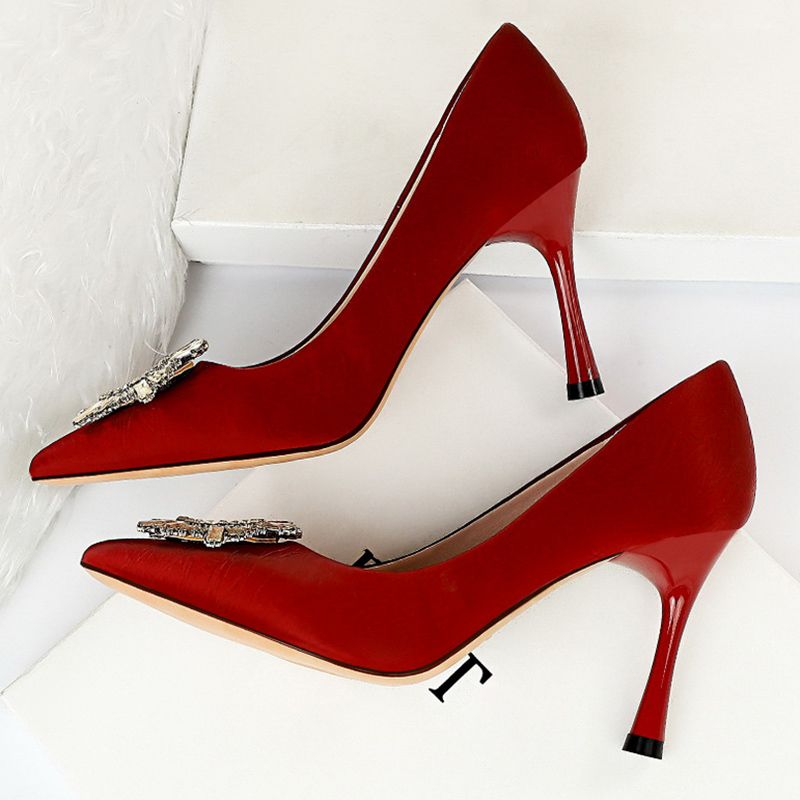 2021 Femmes 9cm Talons hauts Pumps Lady Scarpins Bourgogne Stiletto Heels Sexy Bureau Bureau Bridal Bridal Cristal Jaune Cristal Strass Shoes 1