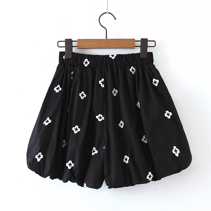 Women vintage black flower embroidery loose shorts summer high-waist fold bud bloomers 210514