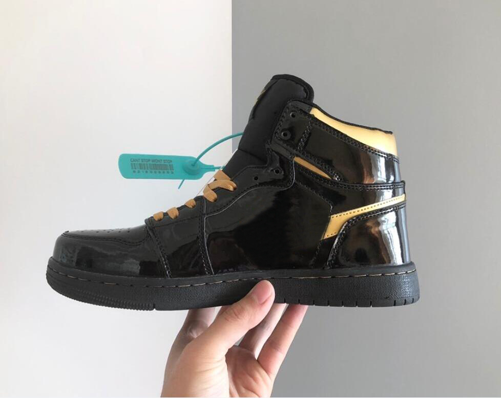 

Dress Shoes 2021 Jumpman 1 OG 1s Mens Womens Basketball Shoes Retro High OG Black Metallic Gold Men Women 555088-032