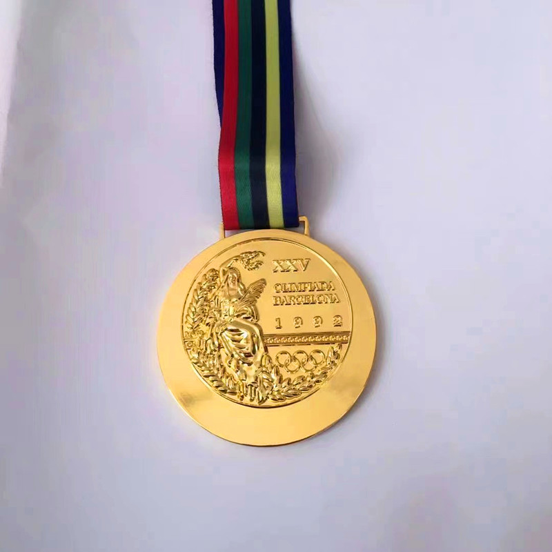The Barcelona gold medal sport player awards gold plated 1992 Spain badge party gift games medals.1pcs/lot
The Barcelona gold medal sport player awards gold plated 1992 Spain badge party gift games medals.1pcs/lot
