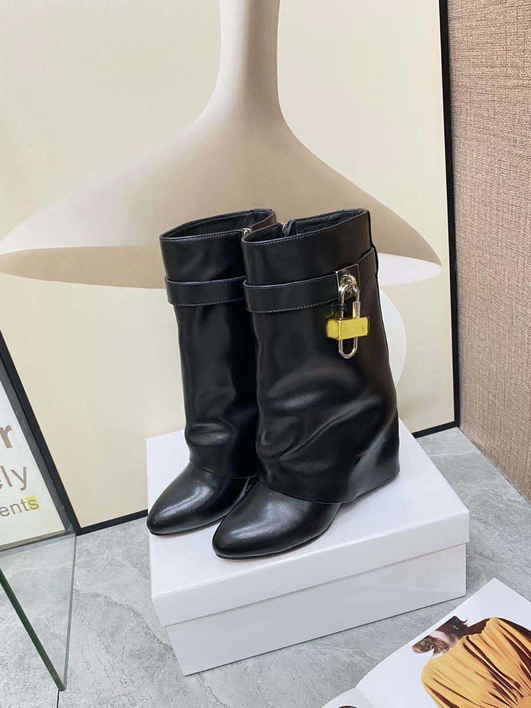 2021 Designer Woman Shark Lock Pant Leather Boots ANKLE BOOT Lady Fashion Catwalk High Heel Top Quality Size US 4-11, Black
2021 Designer Woman Shark Lock Pant Leather Boots ANKLE BOOT Lady Fashion Catwalk High Heel Top Quality Size US 4-11, Black