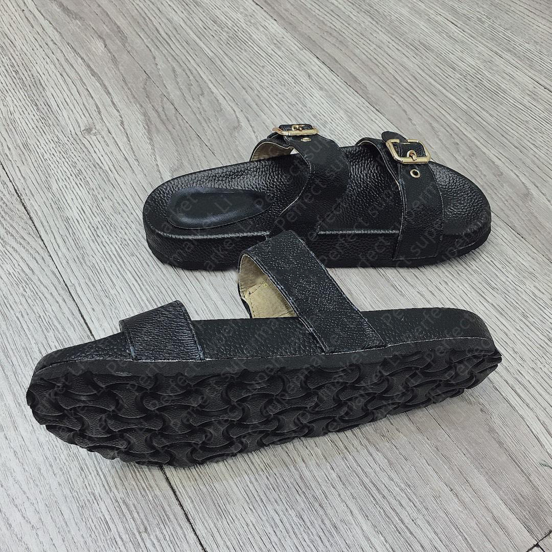 Classic slippers Summer luxury woman beach Cartoon Big Head Slippers Designer Leather Flat woman Belt buckle sandals Hotel Bath men slippers, Black
Classic slippers Summer luxury woman beach Cartoon Big Head Slippers Designer Leather Flat woman Belt buckle sandals Hotel Bath men slippers, Black