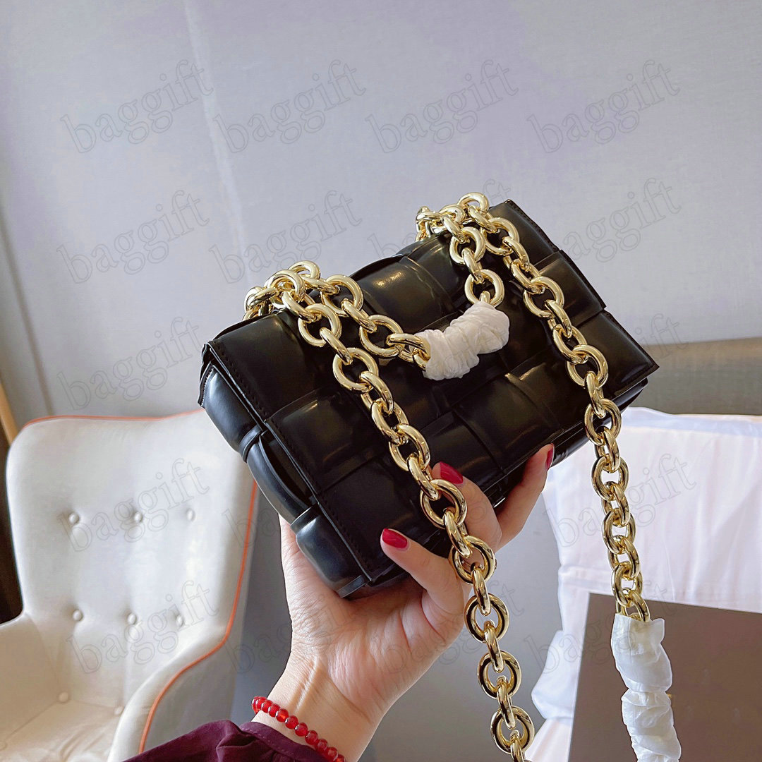 Chain Padded Cassette Intrecciato Mini Shoulder Bags Nappa Soft Lambskin Leather Luxurys Womens Designers CrossBody Knitting Clutch Chocolate Bar Bag
Chain Padded Cassette Intrecciato Mini Shoulder Bags Nappa Soft Lambskin Leather Luxurys Womens Designers CrossBody Knitting Clutch Chocolate Bar Bag