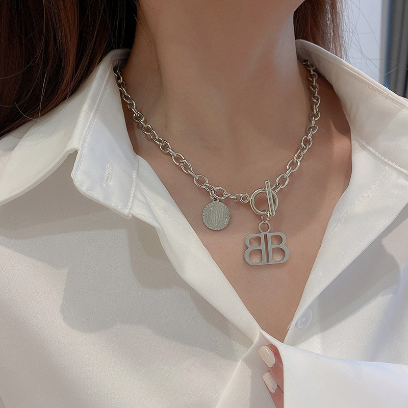 Letter B wafer ot shaped buckle Necklace Designer East Gate personality pendant simple design celebrity pendant female
Letter B wafer ot shaped buckle Necklace Designer East Gate personality pendant simple design celebrity pendant female