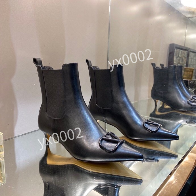 Women Designer Valentinoes boots Martin Desert Boot Flamingos Love Arrow 100% Real Leather Medal Coarse Non-Slip Winter Shoes Size 35-41, 01
Women Designer Valentinoes boots Martin Desert Boot Flamingos Love Arrow 100% Real Leather Medal Coarse Non-Slip Winter Shoes Size 35-41, 01