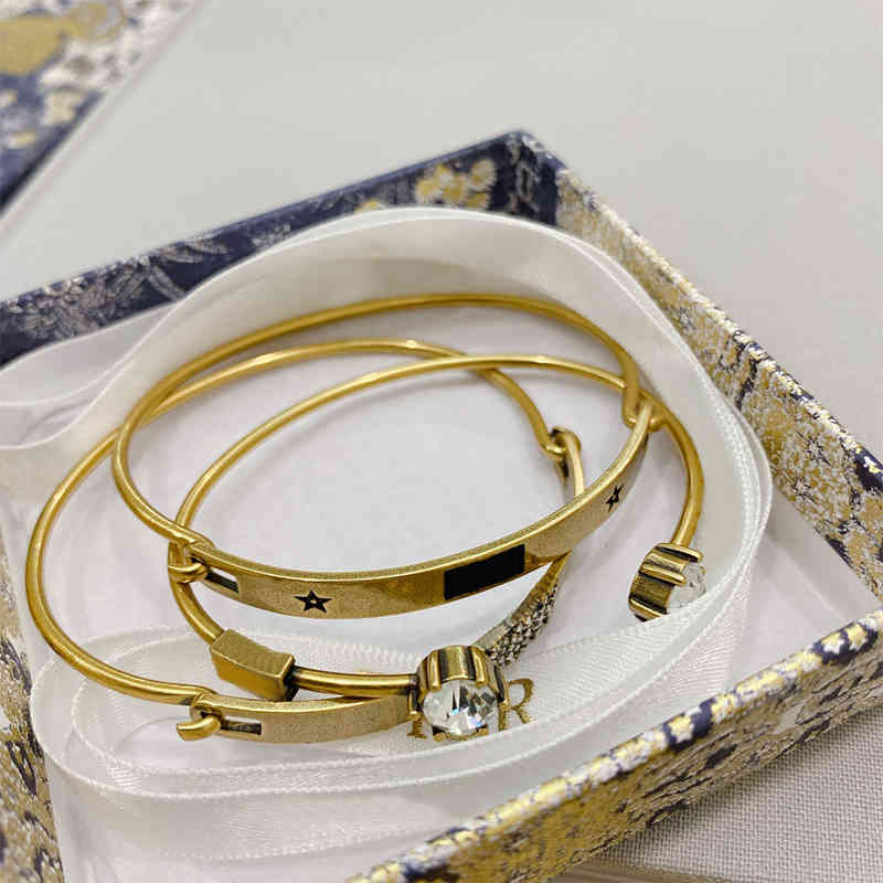 Women's European and American Style Bracelets with metal letters luxury Bracelet suitable for women Valentine's day birthday gift, Golden;silver
Women's European and American Style Bracelets with metal letters luxury Bracelet suitable for women Valentine's day birthday gift, Golden;silver