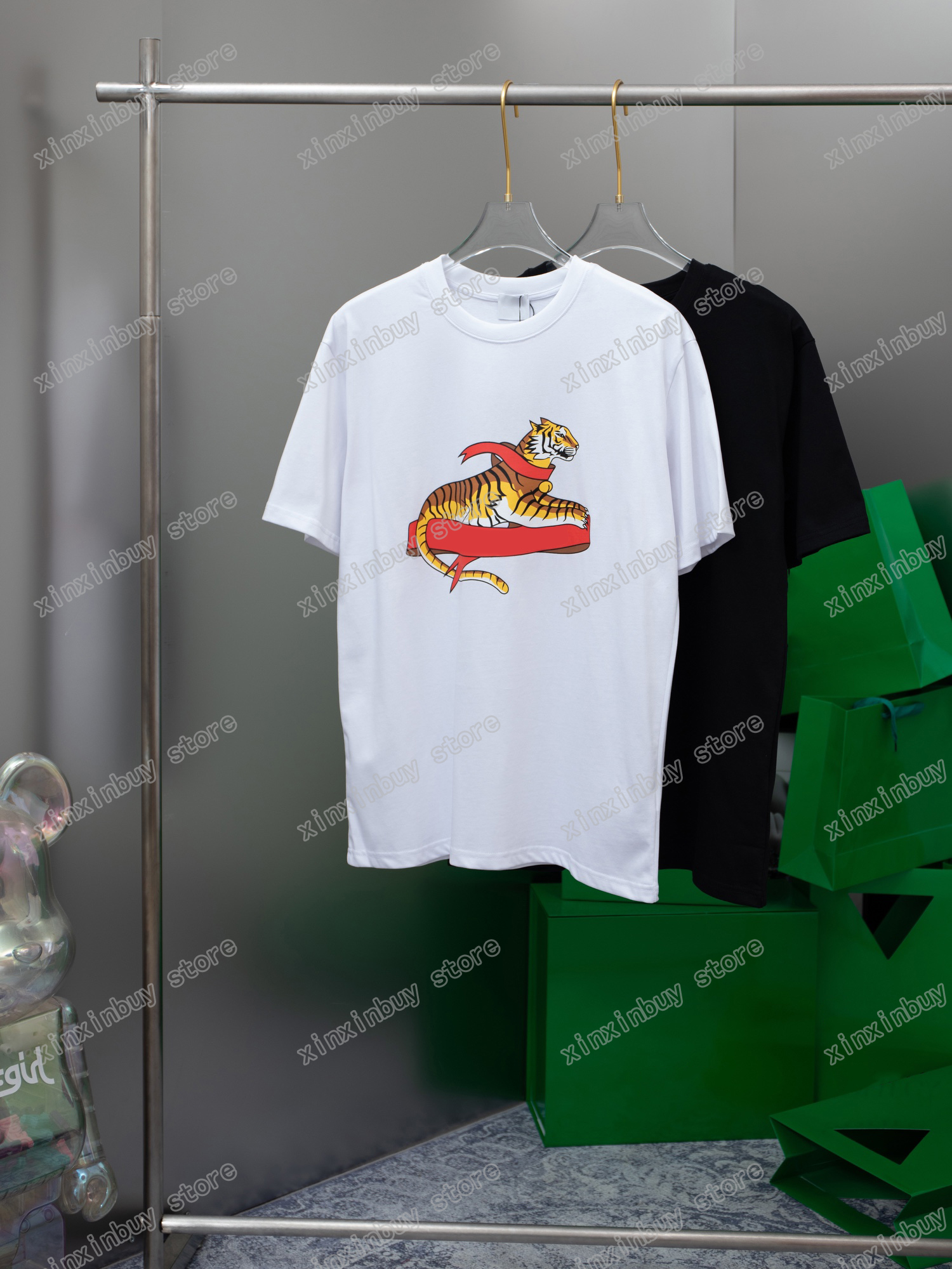 22ss Men Women Designers T-Shirts tee Graffiti tiger print short sleeve Man Crew Neck paris Fashion Streetwear Black white S-XL
22ss Men Women Designers T-Shirts tee Graffiti tiger print short sleeve Man Crew Neck paris Fashion Streetwear Black white S-XL