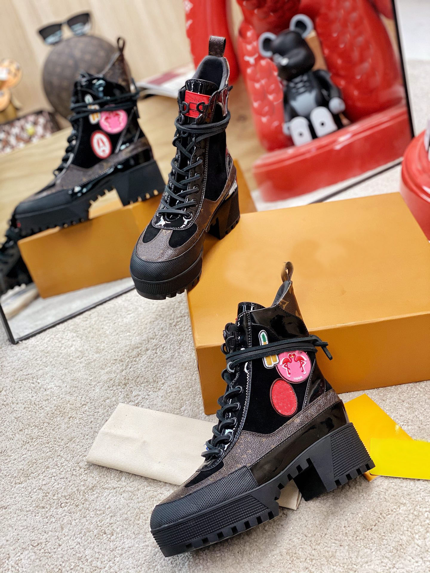luxury brand women designer boots Martin Desert boo ts s Flamingo Love Arrow Medal 100% genuine leather thick winter shoes high heel size 35-42, Color 7
luxury brand women designer boots Martin Desert boo ts s Flamingo Love Arrow Medal 100% genuine leather thick winter shoes high heel size 35-42, Color 7
