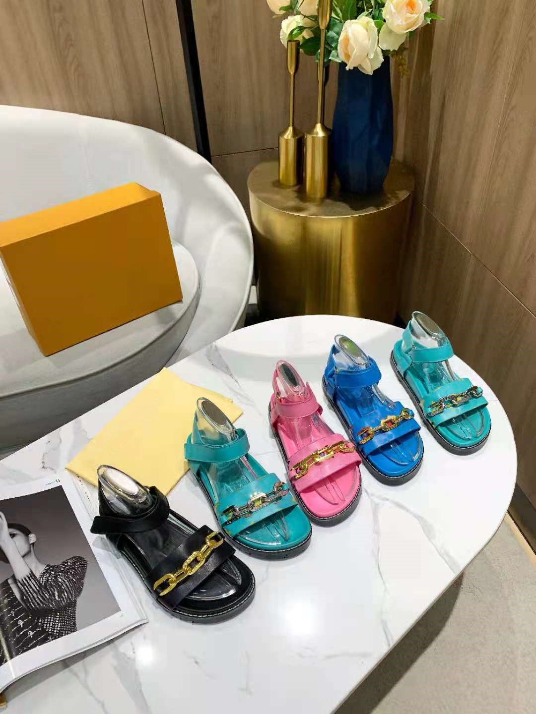 2021 new ladies fashion slippers luxury design sandal slippers calfskin embossed + screen printing size 35-42, No.1
2021 new ladies fashion slippers luxury design sandal slippers calfskin embossed + screen printing size 35-42, No.1