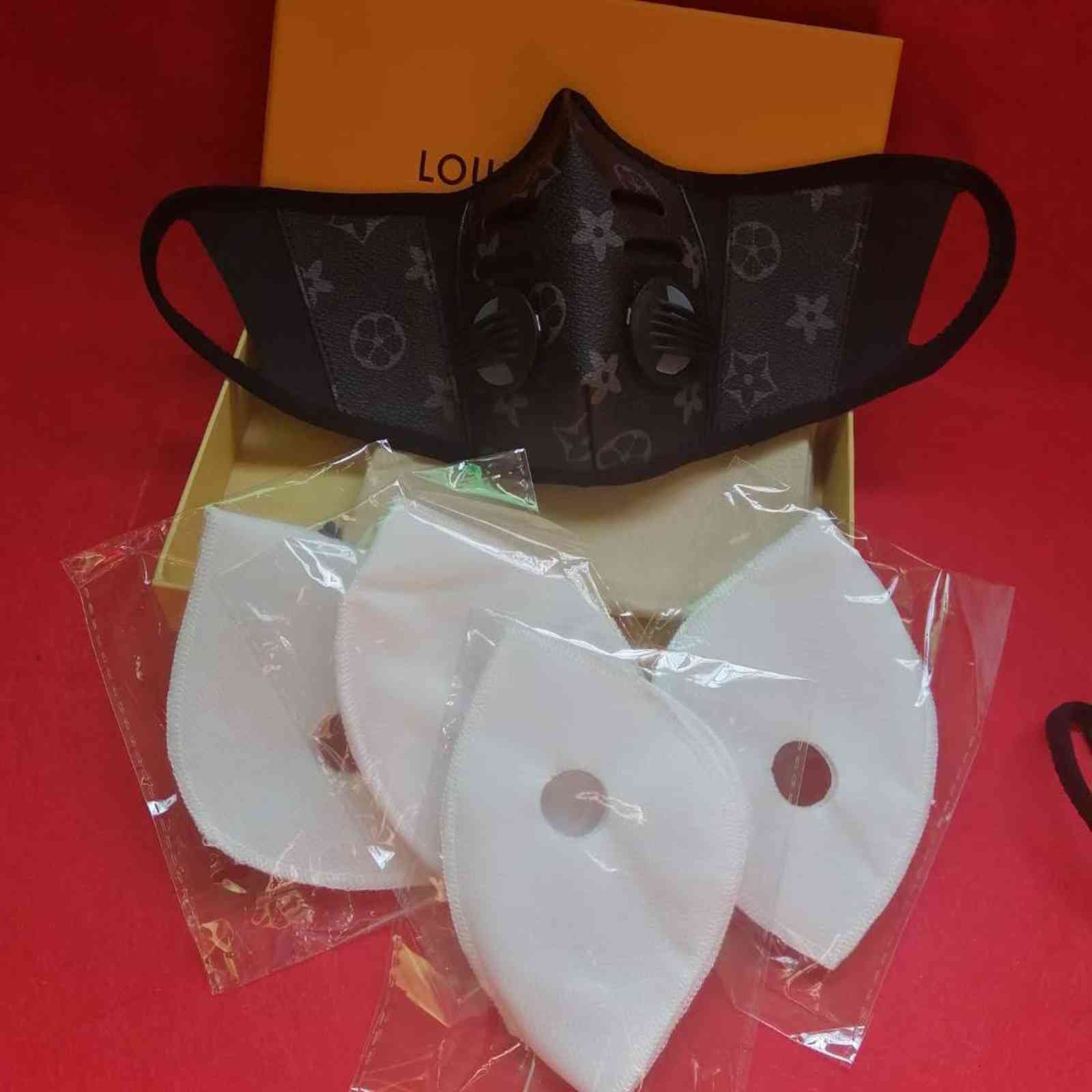 Designer Anti-dust 2020 Cotton Mouth Face Mask Protective Masks Unisex Man Woman Wearing Black Fashion Luxury Facemask
Designer Anti-dust 2020 Cotton Mouth Face Mask Protective Masks Unisex Man Woman Wearing Black Fashion Luxury Facemask
