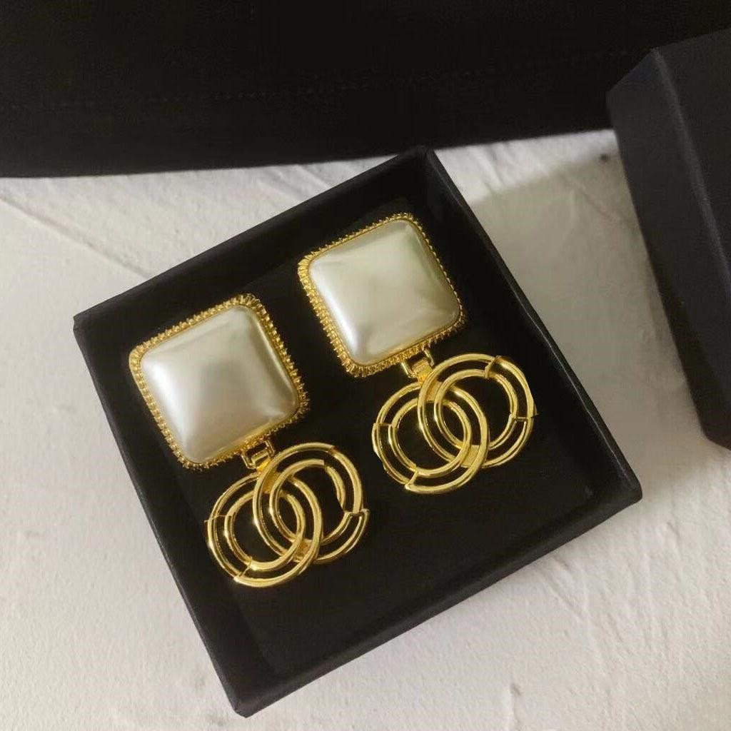 Luxury Brands Designing Earrings Party Small fragrant square hollowed simple temperament Channel Lady red cs Two Pair Women Earring Top Quality Jewelry
Luxury Brands Designing Earrings Party Small fragrant square hollowed simple temperament Channel Lady red cs Two Pair Women Earring Top Quality Jewelry