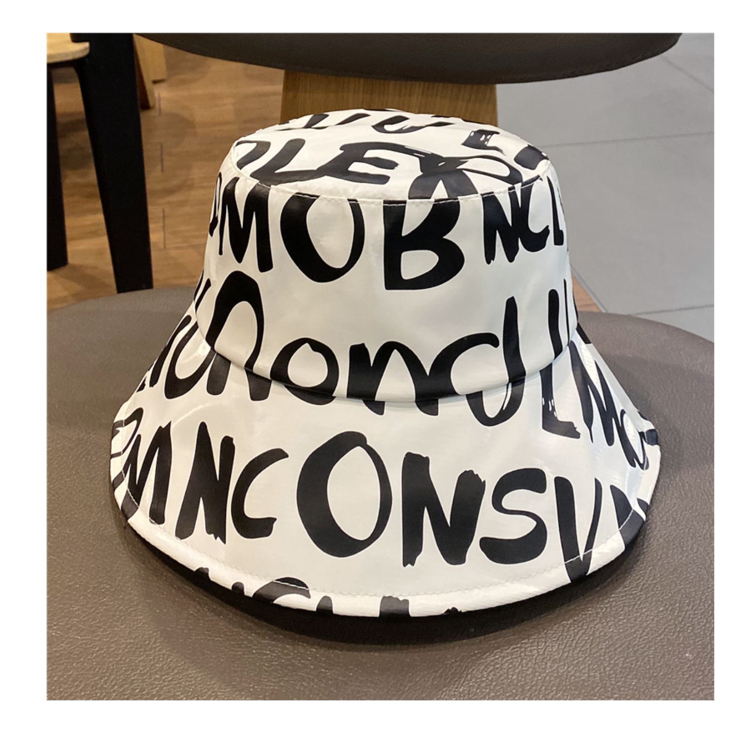 2021 Bucket Hat spring and summer internet celebrity English fashion designer caps men PU skin british cap street leisure women Stingy Brim Hats, Blue;gray
2021 Bucket Hat spring and summer internet celebrity English fashion designer caps men PU skin british cap street leisure women Stingy Brim Hats, Blue;gray