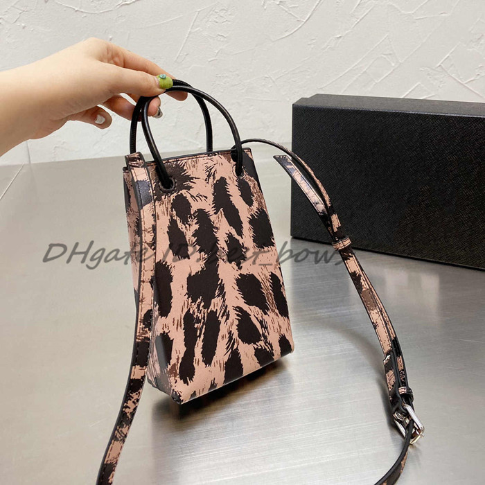 High Quality `s handbags chains bags ,Classic retro elegant temperament, purses Vertical box bag single shoulder crossbody Adjustable strap Mobile phone package, No bags
High Quality `s handbags chains bags ,Classic retro elegant temperament, purses Vertical box bag single shoulder crossbody Adjustable strap Mobile phone package, No bags