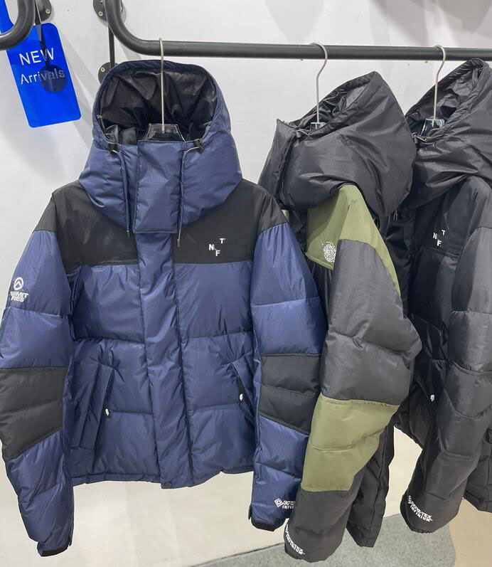 Outdoor down jacket men's hooded top quality stitching color embroidery logo down jacket fashion casual thick warm down Parkas, Blue
Outdoor down jacket men's hooded top quality stitching color embroidery logo down jacket fashion casual thick warm down Parkas, Blue