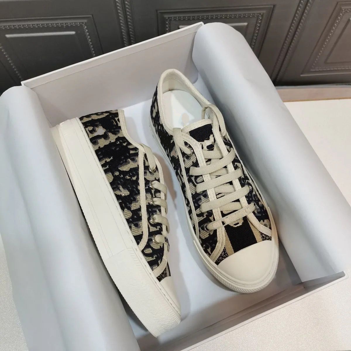 Fashion Lace Up Luxurys Designers Women Flat Sneaker Platform White Casual Low Top Shoes Size 35-40 Vintage mjk001
Fashion Lace Up Luxurys Designers Women Flat Sneaker Platform White Casual Low Top Shoes Size 35-40 Vintage mjk001