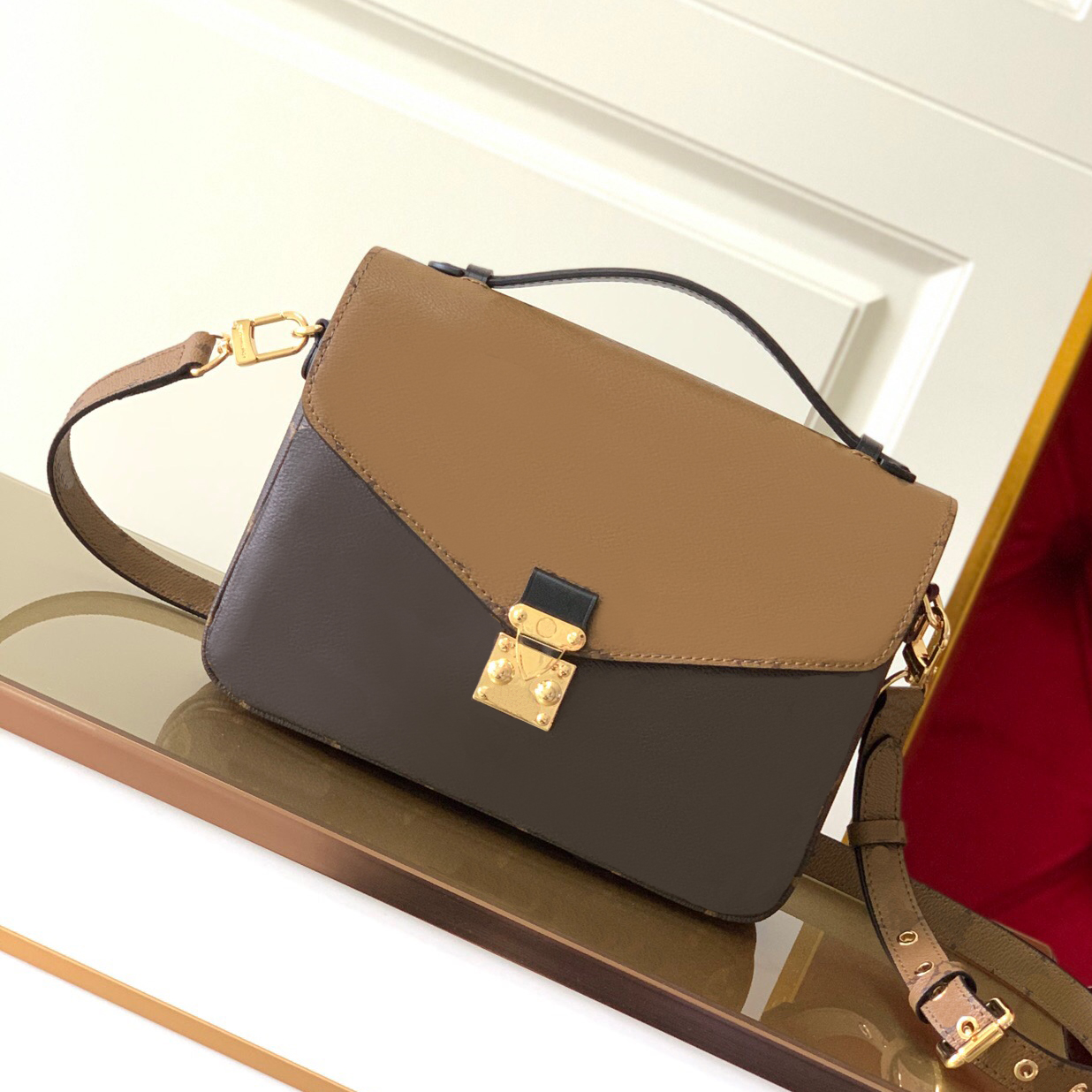 Vintage casual hand-held messenger bag classic old flower letter embossed female postman bag Single Shoulder Bags Fashion Design M44018, Do not buy
Vintage casual hand-held messenger bag classic old flower letter embossed female postman bag Single Shoulder Bags Fashion Design M44018, Do not buy
